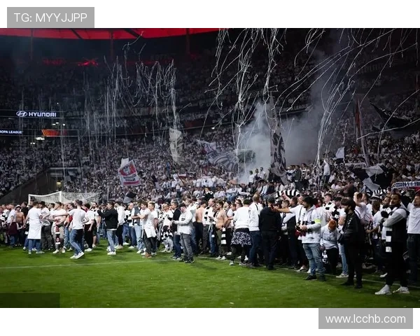 邓伯什对阵海牙荷兰杯比赛爆发严重球迷冲突 警方出动警犬维持秩序